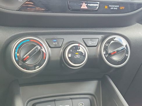 Used 2023 Hyundai Venue SE FWD image 27