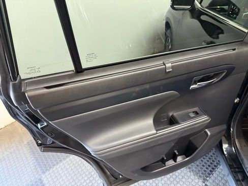 Used 2023 Toyota Highlander L image 37