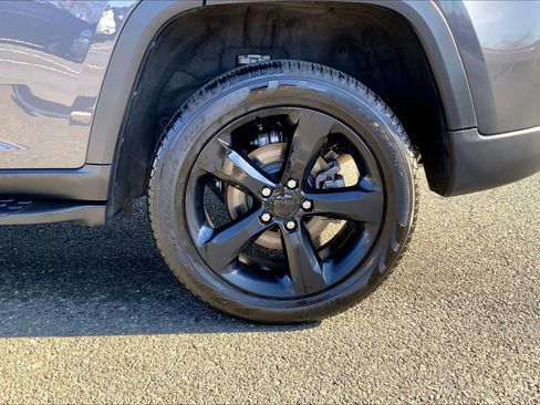 Certified 2024 Jeep Grand Cherokee Limited w/ Luxury Tech Group II image 10