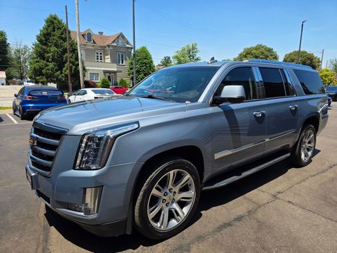 Used 2016 Cadillac Escalade ESV Luxury AWD/4WD image 3