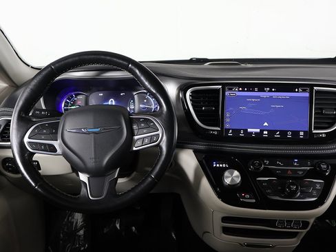 Used 2021 Chrysler Pacifica Touring-L image 28