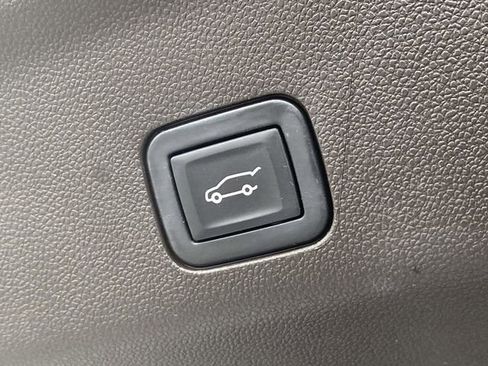 Used 2023 GMC Yukon SLT w/ SLT Luxury Package image 15