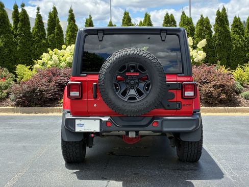 Used 2018 Jeep Wrangler Unlimited Sahara w/ Cold Weather Group AWD/4WD image 8