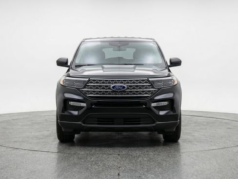 Used 2024 Ford Explorer XLT w/ Equipment Group 202A RWD image 2