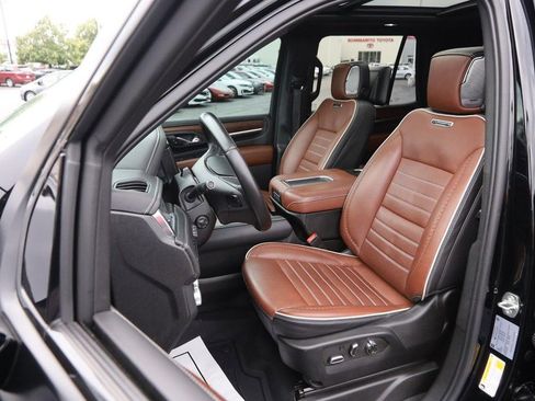 Used 2023 GMC Yukon Denali Ultimate AWD/4WD image 10