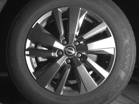 Used 2025 Nissan Pathfinder SV image 12