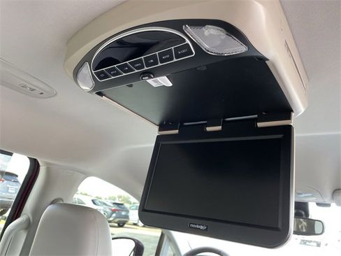 Used 2019 Chrysler Pacifica Touring-L image 16