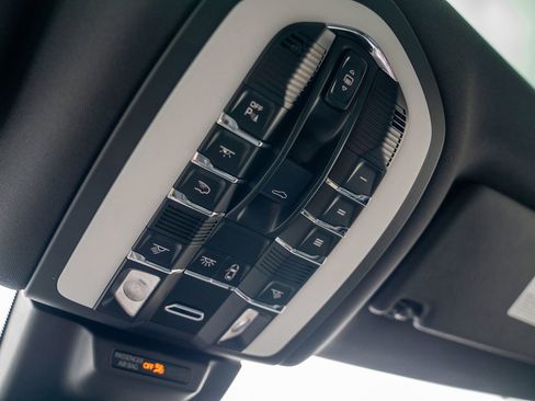 Certified 2025 Porsche Macan image 22