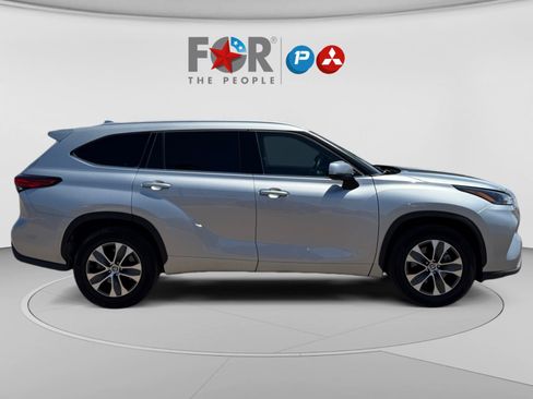 Used 2022 Toyota Highlander XLE FWD image 6