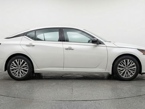 Used 2025 Nissan Altima 2.5 SV FWD image 11