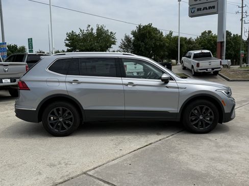 Used 2024 Volkswagen Tiguan SE AWD/4WD image 3