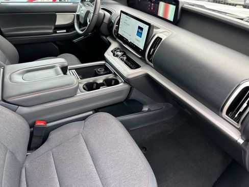 Used 2025 Ford Expedition Active AWD/4WD image 18