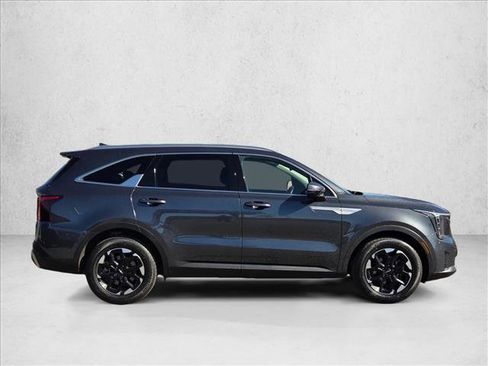 Used 2024 Kia Sorento S image 4
