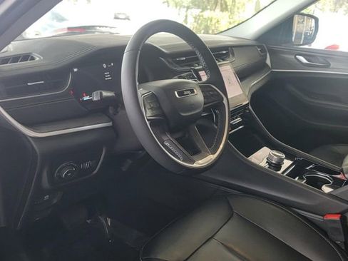 Used 2023 Jeep Grand Cherokee Limited w/ Black Appearance Package image 9