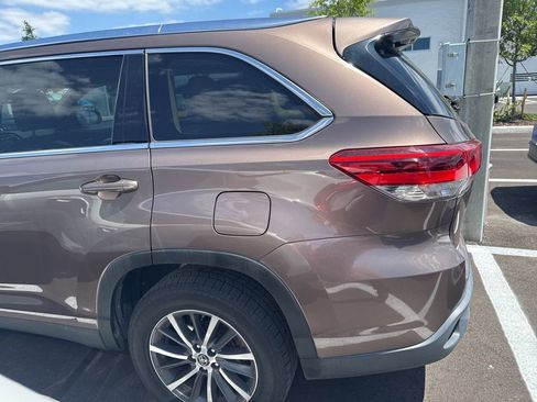 Used 2019 Toyota Highlander XLE image 7