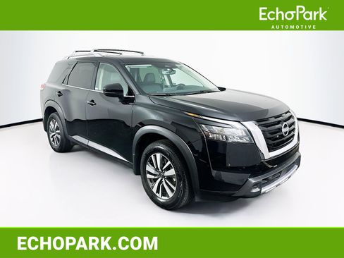 Used 2025 Nissan Pathfinder SL image 1