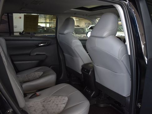 Used 2023 Toyota Highlander Bronze Edition FWD image 22