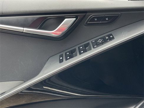 Used 2024 Kia Niro SX Touring image 23