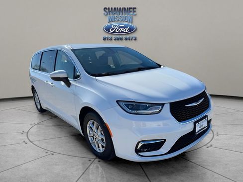 Used 2023 Chrysler Pacifica Touring-L image 1