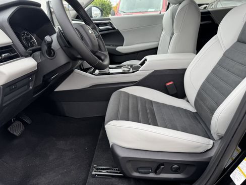 New 2025 Mitsubishi Outlander SE image 9