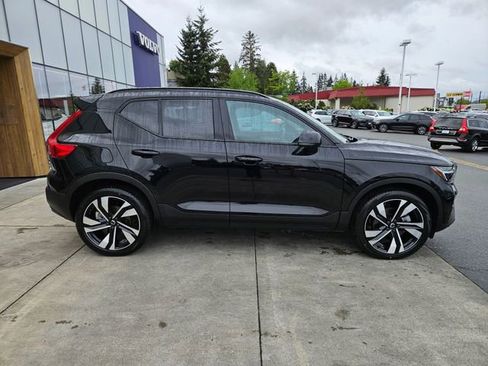 Used 2025 Volvo XC40 B5 Plus AWD/4WD image 4