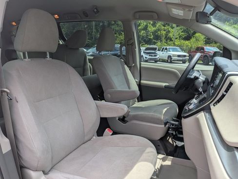 Used 2018 Toyota Sienna L FWD image 26