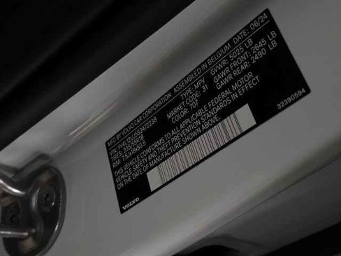 Used 2025 Volvo XC40 B5 Core image 32