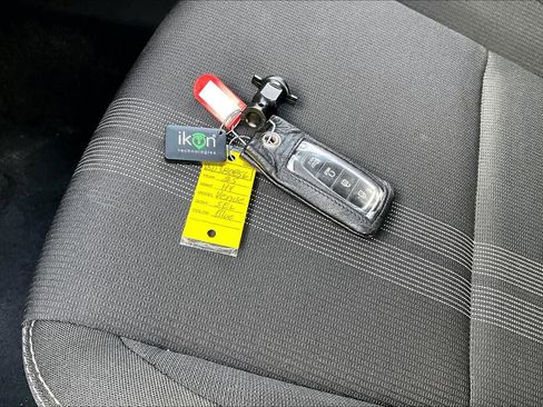 Used 2025 Hyundai Venue SEL image 13