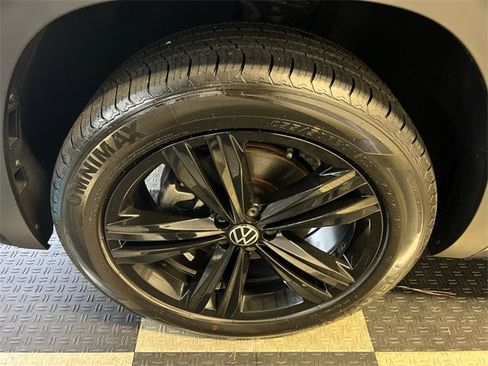 Certified 2022 Volkswagen Atlas SEL R-Line image 9