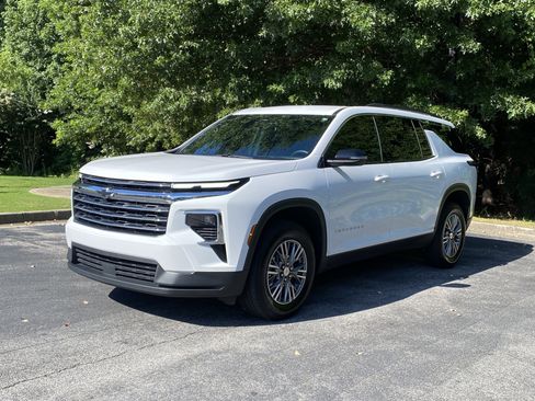 Used 2026 Chevrolet Traverse LT FWD image 5