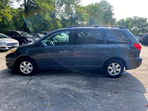 Used 2010 Toyota Sienna CE image 2