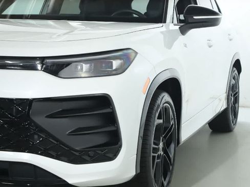 Certified 2026 Volkswagen Tiguan SE R-Line FWD image 4