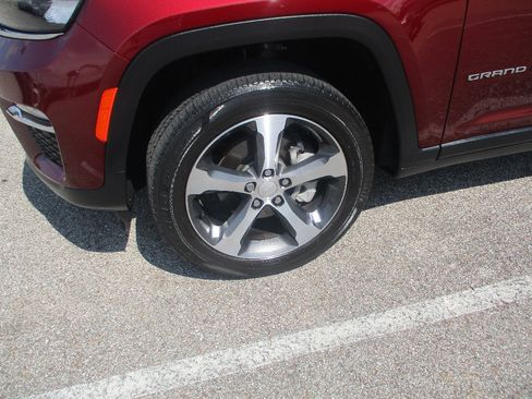 Used 2023 Jeep Grand Cherokee Limited AWD/4WD image 25
