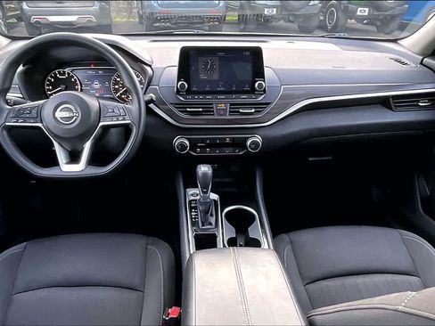 Used 2024 Nissan Altima 2.5 SV FWD image 10