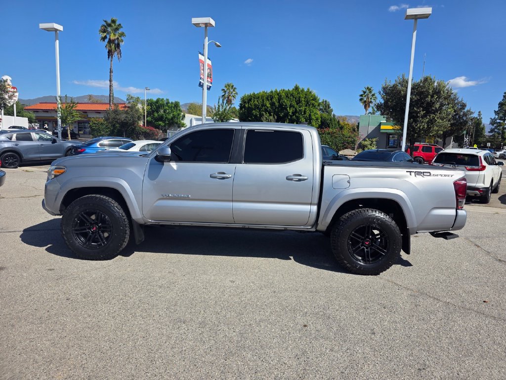 Used 2017 Toyota Tacoma TRD Sport w/ Tow Package RWD image 9