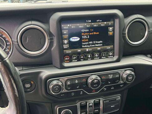 Used 2020 Jeep Gladiator Overland AWD/4WD image 13