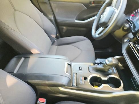 Used 2020 Toyota Highlander LE FWD image 26