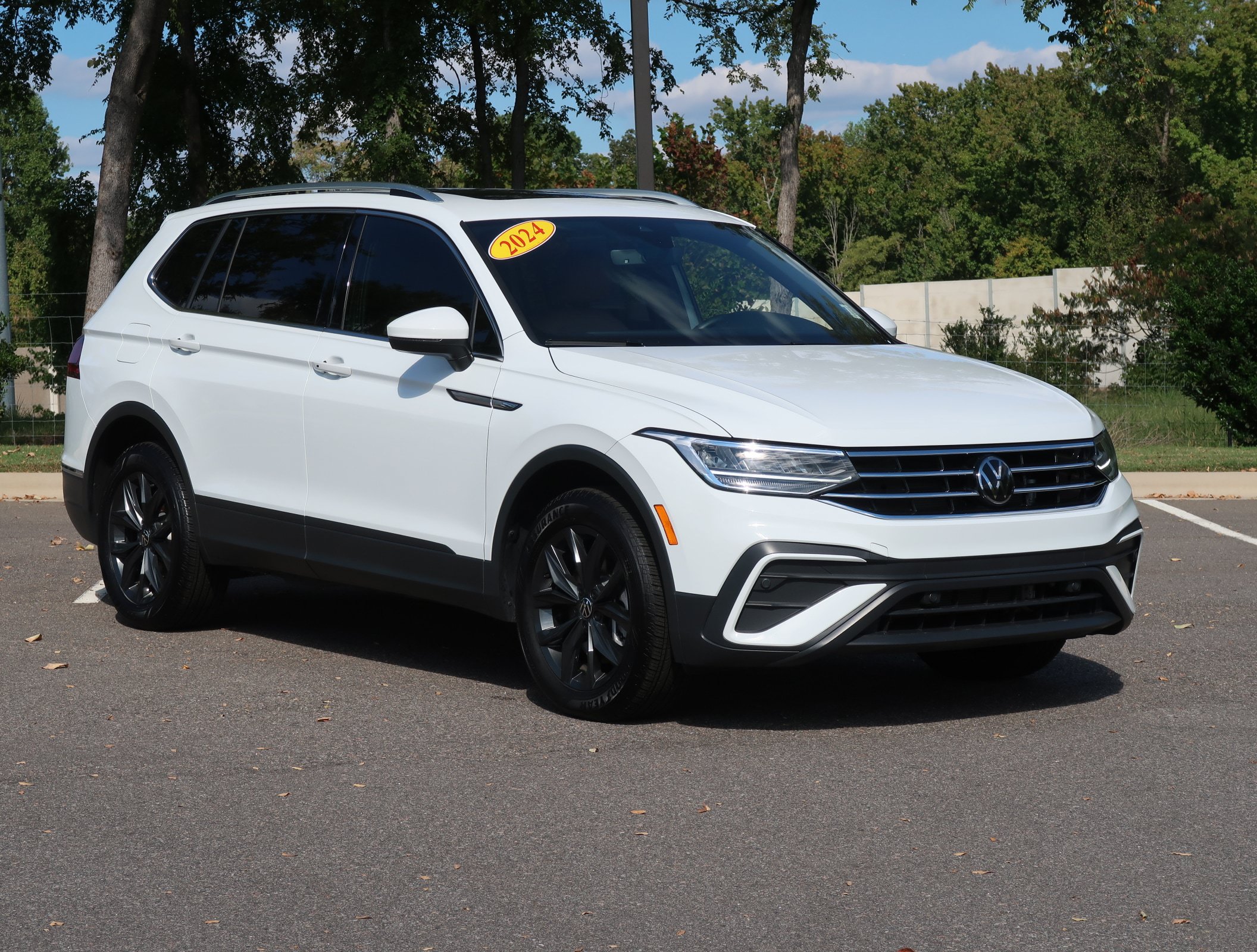 Used 2024 Volkswagen Tiguan SE FWD image 1
