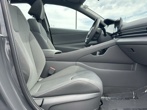Used 2025 Hyundai Elantra SEL FWD image 14