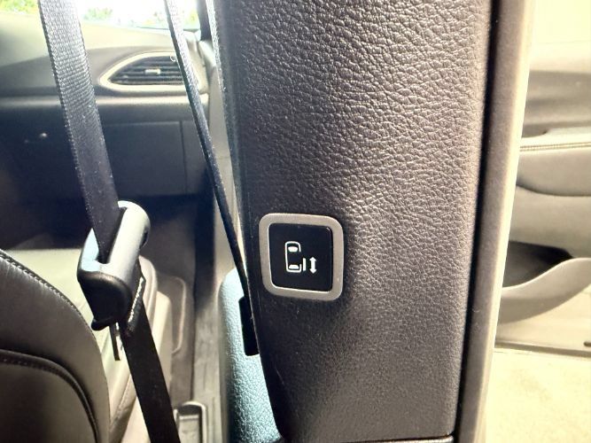 Used 2025 Chrysler Pacifica Select FWD image 29
