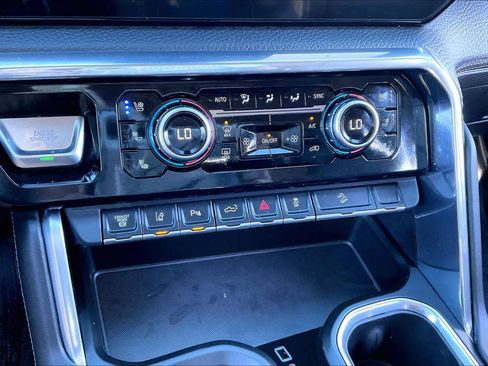 Used 2024 GMC Sierra 3500 Denali w/ Technology Package image 32