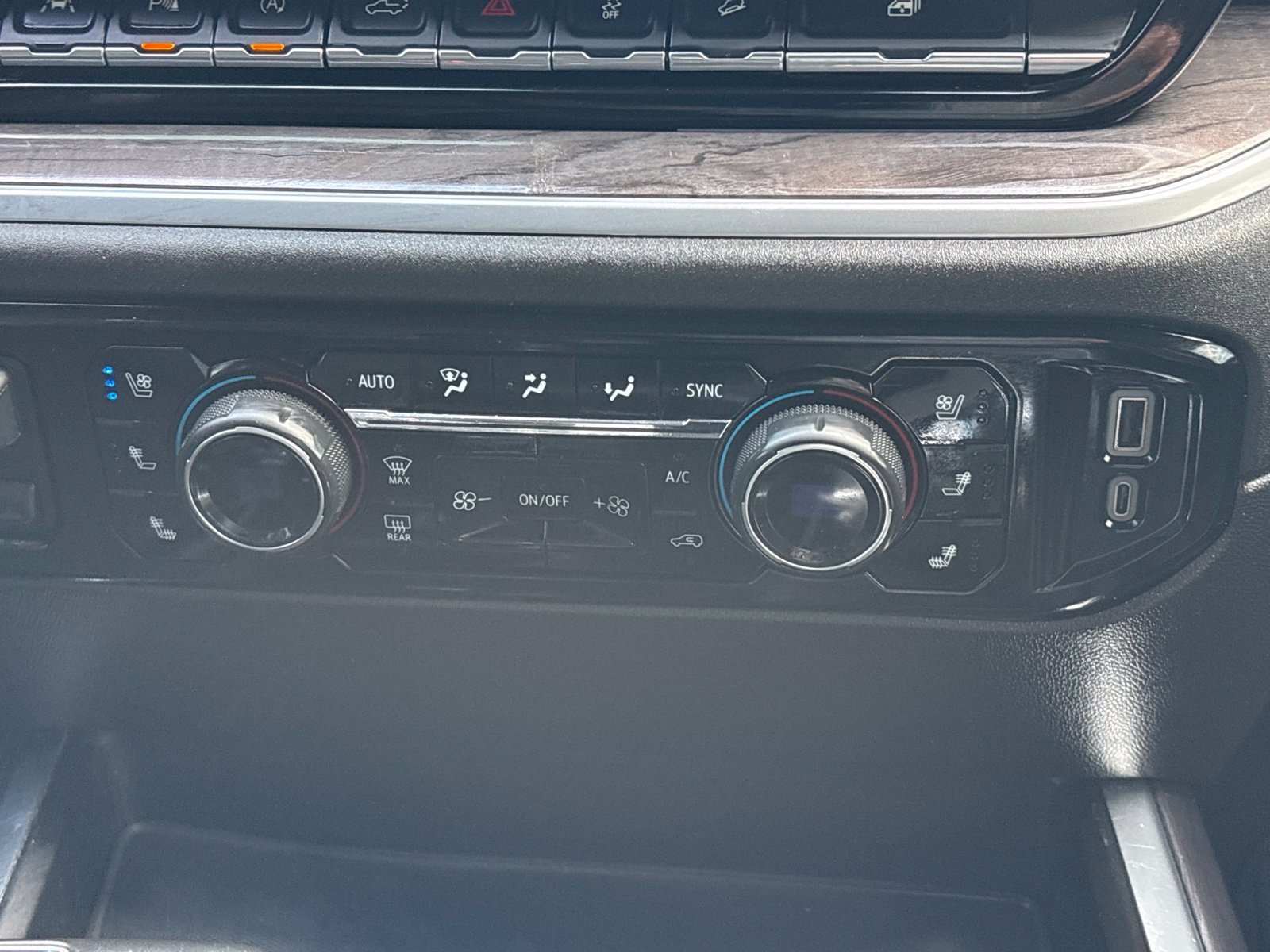 Used 2024 Chevrolet Silverado 1500 LTZ w/ LTZ Convenience Package II AWD/4WD image 22