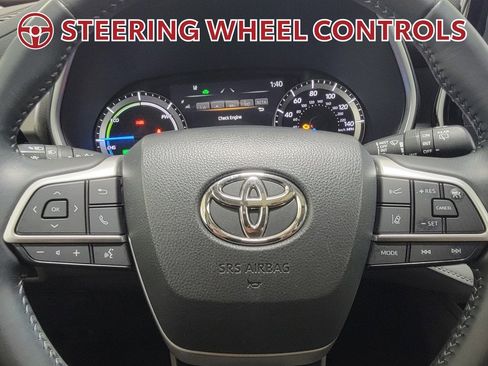 Used 2023 Toyota Highlander XLE AWD/4WD image 18