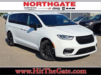 New 2026 Chrysler Pacifica Limited image 1