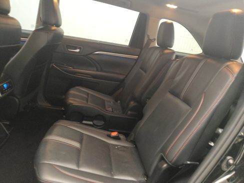 Used 2019 Toyota Highlander SE FWD image 18