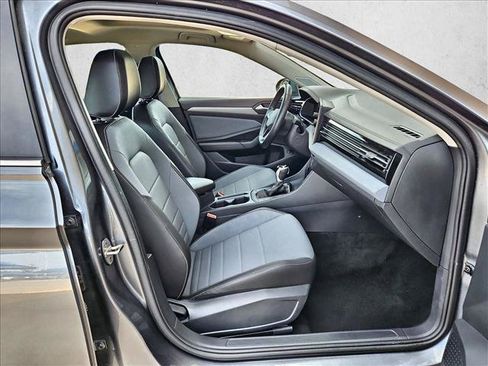 Used 2025 Volkswagen Jetta SE FWD image 19