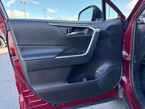 Used 2022 Toyota RAV4 XLE Premium image 11