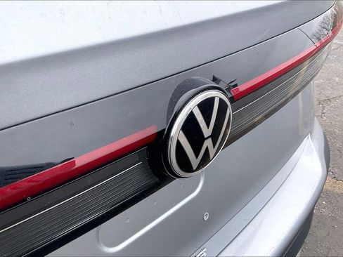 Used 2025 Volkswagen Taos SE image 27