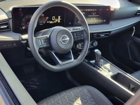 Used 2025 Nissan Kicks SV image 3