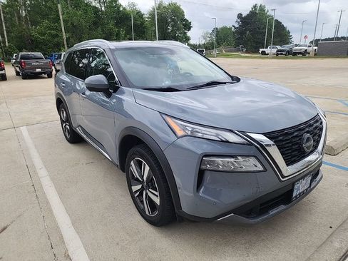 Used 2023 Nissan Rogue SL w/ SL Premium Package image 2